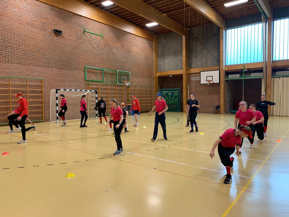 BaseSoftballVla's tweet photo. De dames van de Softball Winter School hebben hun eerste pitching sessie met Judith van den Bergh afgerond! https://t.co/SeXjR2jfUP