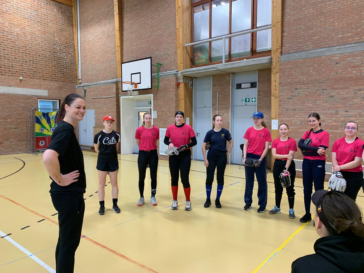 BaseSoftballVla's tweet photo. De dames van de Softball Winter School hebben hun eerste pitching sessie met Judith van den Bergh afgerond! https://t.co/SeXjR2jfUP