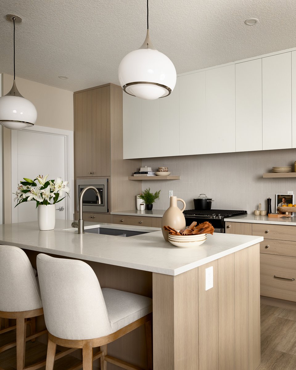 CalbridgeYYC's tweet photo. This kitchen combines the warmth of the wood and the cool tones from the off white cabinets creating perfect balance. Visit our website to learn more about our homes.

Model: Nora
Show Home Location: Fireside (Cochrane) https://t.co/dZEFDIEino