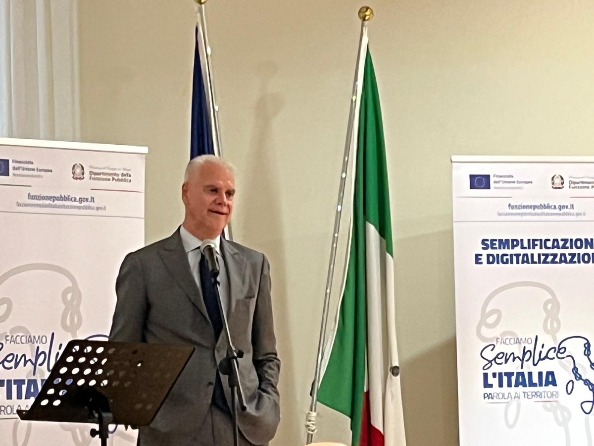 CislTaBr's tweet photo. #25novembre #Brindisi #PalazzoGranafeiNervegna I #Segretari @gianfr_solazzo e @AntonioBaldas18 partecipano all'incontro "Facciamo semplice l’Italia. PArola ai territori", concluso dal Ministro per la PA @Paolo_Zangrillo @CislNazionale @CislPuglia https://t.co/HqJA7jt2Wk