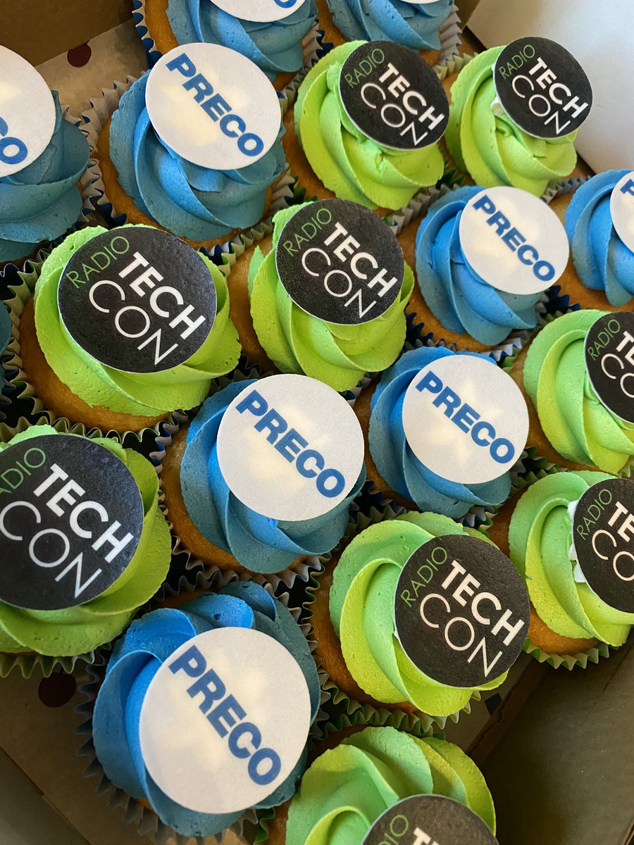 Cake! Because this is #radtechcon. Loving that half of the people in the room now have blue tongues 😝