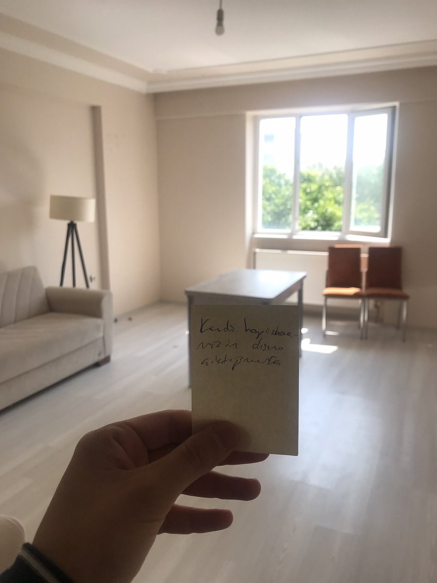 Sltnmt's tweet photo. Kitaplığın altında şu notu bulup üzüntüden komalık olmuştum https://t.co/XLx2MEM15y