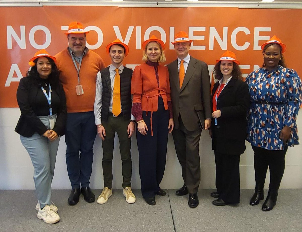 Great to mark the beginning of 16 days of activism with our close partner <a href="/UKMissionGeneva/">UK Mission Geneva 🇬🇧</a> <a href="/SimonManleyFCDO/">Simon Manley</a> 💪🧡

We remain committed to fight against GBV.  We #OrangeTheWorld and say #ITakeMyHatOff to survivors and advocates!👩‍🦰👧 #NoExcuse
