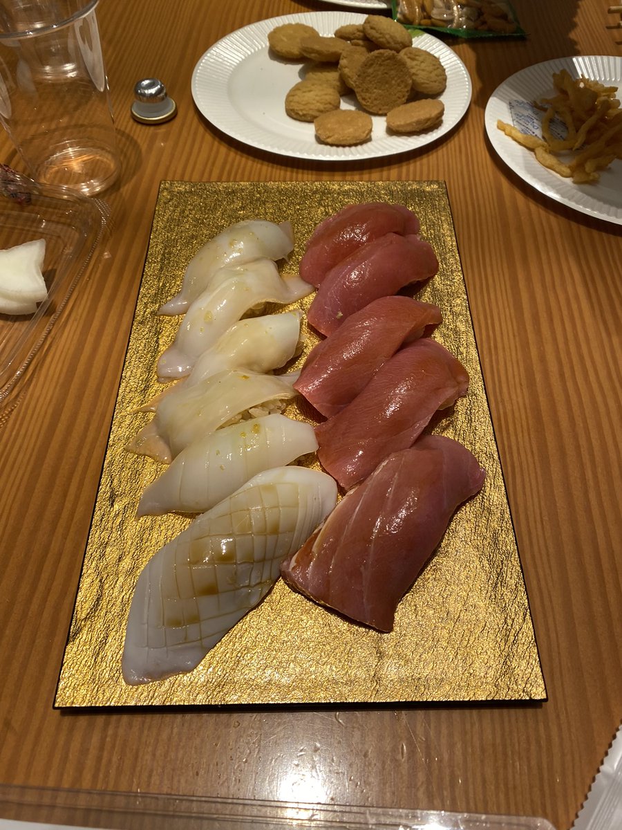 puko_design's tweet photo. 土曜日は待ちに待ったデイトラ日本酒会に参加してきました✨
日本酒が美味し過ぎてまた水の如く飲み過ぎてしまいました😂６月の日本酒会にも参加しましたが、船越さんの寿司の技術が味はもちろんのこと、寿司を見ただけで分かるくらいレベルアップしててビックリでした✨🍣

@ryota_funakoshi さん
@nocode0101 さん
@toshizo_coder さん
企画・運営ありがとうございました！最高に贅沢な会でした🤤✨🍣🍶

デイトラの人たちとの集まりは本当に毎回楽しすぎますね🥰この楽しさは、みんなが同じ志を持って頼り頼られる絆があるからこそなんだろうなぁとしみじみ✨普段みんなが超泥臭く頑張ってるのを知ってるからこそ下らない話で笑える時間がいっそう格別でした✨
デイトラはギブの精神が強いコミュニティだと思いますが、それは運営陣の人たちがギブの精神に溢れてるからなんだなぁと改めて思いました✨

第1回日本酒会では楽しくなりすぎたことを反省して今回はクールにたたずもうと心に決めて臨みましたが、なんと今回はお隣にいらっしゃった初芝さんに鬼絡みして「こんなWEBデザインの新しいサービス欲しいですー」と駄々こねまくって大反省です😱心よりお詫び申し上げます。

いろいろありましたが、やっぱりデイトラが好きだなぁと改めて思ったので、これからも皆さまよろしくお願いします✨🙇‍♀️