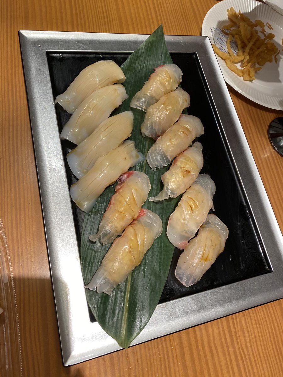 puko_design's tweet photo. 土曜日は待ちに待ったデイトラ日本酒会に参加してきました✨
日本酒が美味し過ぎてまた水の如く飲み過ぎてしまいました😂６月の日本酒会にも参加しましたが、船越さんの寿司の技術が味はもちろんのこと、寿司を見ただけで分かるくらいレベルアップしててビックリでした✨🍣

@ryota_funakoshi さん
@nocode0101 さん
@toshizo_coder さん
企画・運営ありがとうございました！最高に贅沢な会でした🤤✨🍣🍶

デイトラの人たちとの集まりは本当に毎回楽しすぎますね🥰この楽しさは、みんなが同じ志を持って頼り頼られる絆があるからこそなんだろうなぁとしみじみ✨普段みんなが超泥臭く頑張ってるのを知ってるからこそ下らない話で笑える時間がいっそう格別でした✨
デイトラはギブの精神が強いコミュニティだと思いますが、それは運営陣の人たちがギブの精神に溢れてるからなんだなぁと改めて思いました✨

第1回日本酒会では楽しくなりすぎたことを反省して今回はクールにたたずもうと心に決めて臨みましたが、なんと今回はお隣にいらっしゃった初芝さんに鬼絡みして「こんなWEBデザインの新しいサービス欲しいですー」と駄々こねまくって大反省です😱心よりお詫び申し上げます。

いろいろありましたが、やっぱりデイトラが好きだなぁと改めて思ったので、これからも皆さまよろしくお願いします✨🙇‍♀️