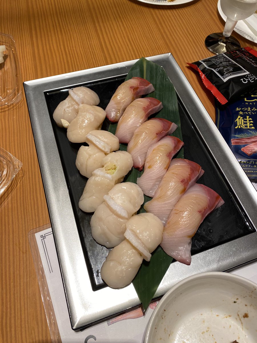 puko_design's tweet photo. 土曜日は待ちに待ったデイトラ日本酒会に参加してきました✨
日本酒が美味し過ぎてまた水の如く飲み過ぎてしまいました😂６月の日本酒会にも参加しましたが、船越さんの寿司の技術が味はもちろんのこと、寿司を見ただけで分かるくらいレベルアップしててビックリでした✨🍣

@ryota_funakoshi さん
@nocode0101 さん
@toshizo_coder さん
企画・運営ありがとうございました！最高に贅沢な会でした🤤✨🍣🍶

デイトラの人たちとの集まりは本当に毎回楽しすぎますね🥰この楽しさは、みんなが同じ志を持って頼り頼られる絆があるからこそなんだろうなぁとしみじみ✨普段みんなが超泥臭く頑張ってるのを知ってるからこそ下らない話で笑える時間がいっそう格別でした✨
デイトラはギブの精神が強いコミュニティだと思いますが、それは運営陣の人たちがギブの精神に溢れてるからなんだなぁと改めて思いました✨

第1回日本酒会では楽しくなりすぎたことを反省して今回はクールにたたずもうと心に決めて臨みましたが、なんと今回はお隣にいらっしゃった初芝さんに鬼絡みして「こんなWEBデザインの新しいサービス欲しいですー」と駄々こねまくって大反省です😱心よりお詫び申し上げます。

いろいろありましたが、やっぱりデイトラが好きだなぁと改めて思ったので、これからも皆さまよろしくお願いします✨🙇‍♀️