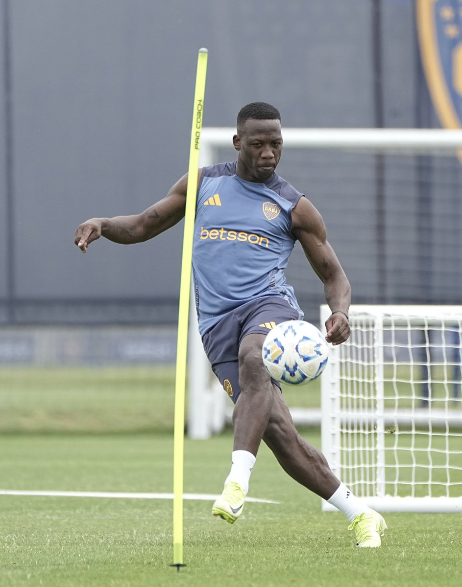BocaJrsOficial's tweet photo. ”Lo que más me gusta del fútbol es la pelota” ⚽️🔟 https://t.co/BaEd3PBOOD