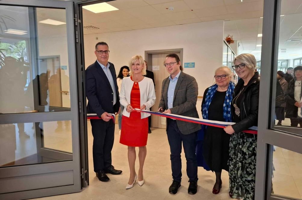 ZCernac's tweet image. Še eno rezanje trakov, kjer se ultra levičarski oblastniki brezsramno fotkajo, pri čemer nimajo nič s tem. Kaj tam počne Biserka Marolt Meden, levičarska aktivistka, ki je pomagala zamakniti zakon za starejše za tri leta, pa niti sama verjetno ne ve. #Koper #DEOS #Koncesija2021