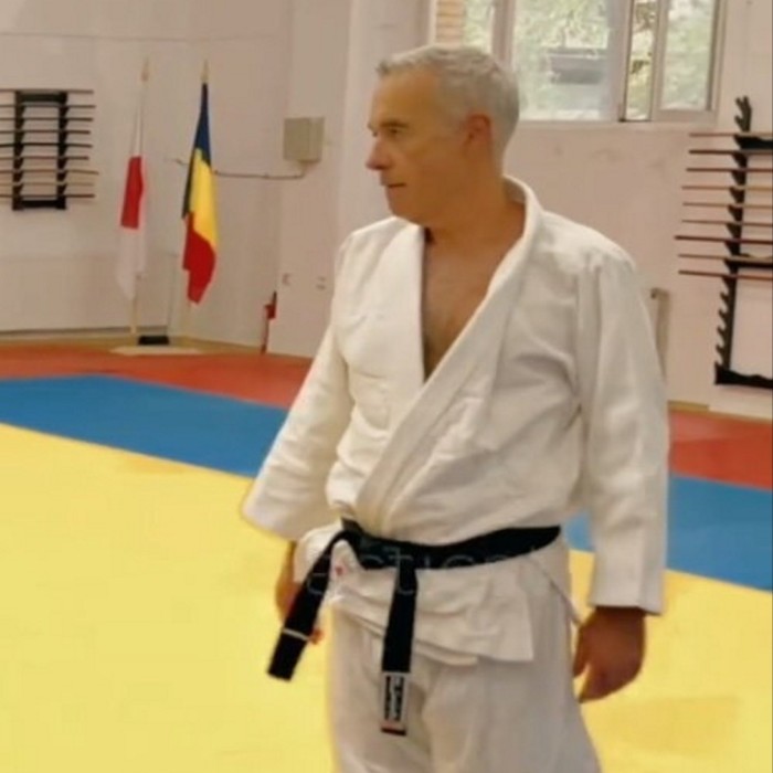 Calin Georgescu, le "candidat tik-tok" d'extrême droite, arrivé en tête au premier tour des élections en Roumanie, est un spécialiste des mises en scène politico-sportives. Toutes ressemblances avec un certain président seraient purement fortuites.