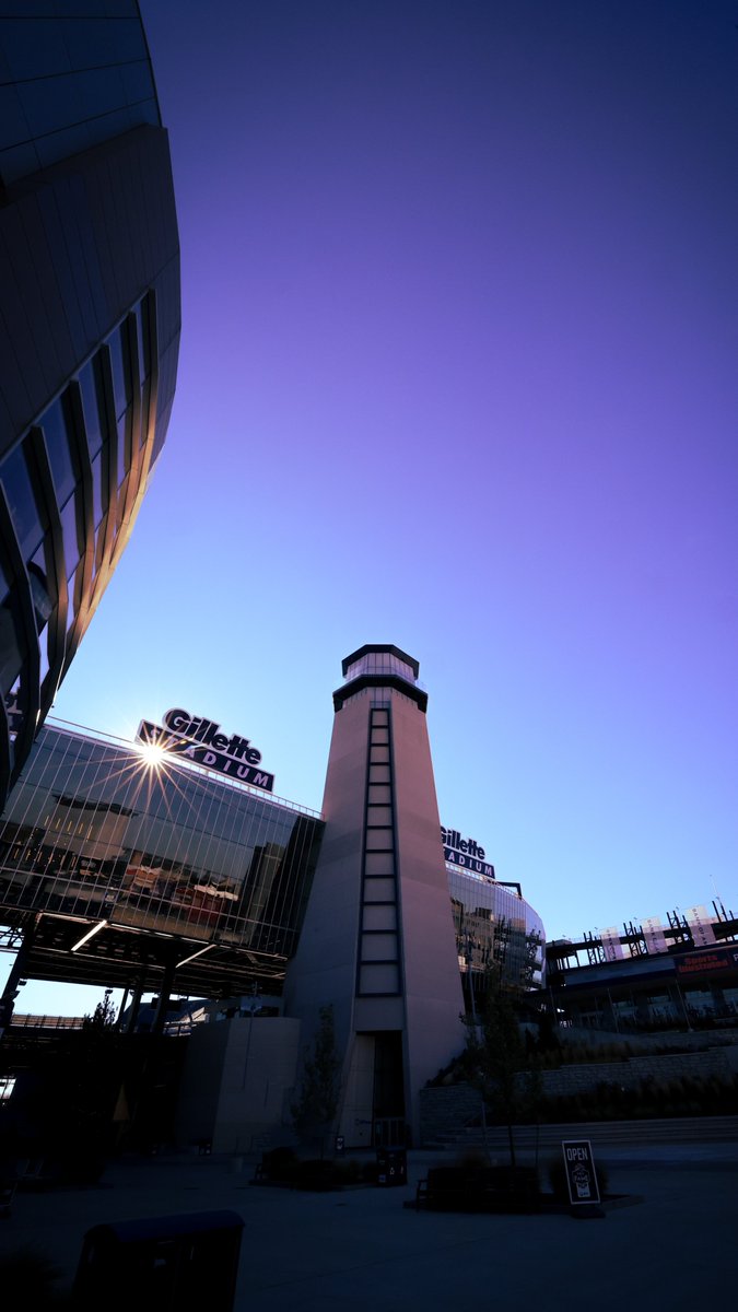 GSLighthouse's tweet image. Sometimes the purple hits just right and you get the most magical #WallpaperWednesday

Full pic in story
.
.
.
#scenic #viewsfordays #gillettestadium #patriotplace #lighthouse #purplesky #perspective