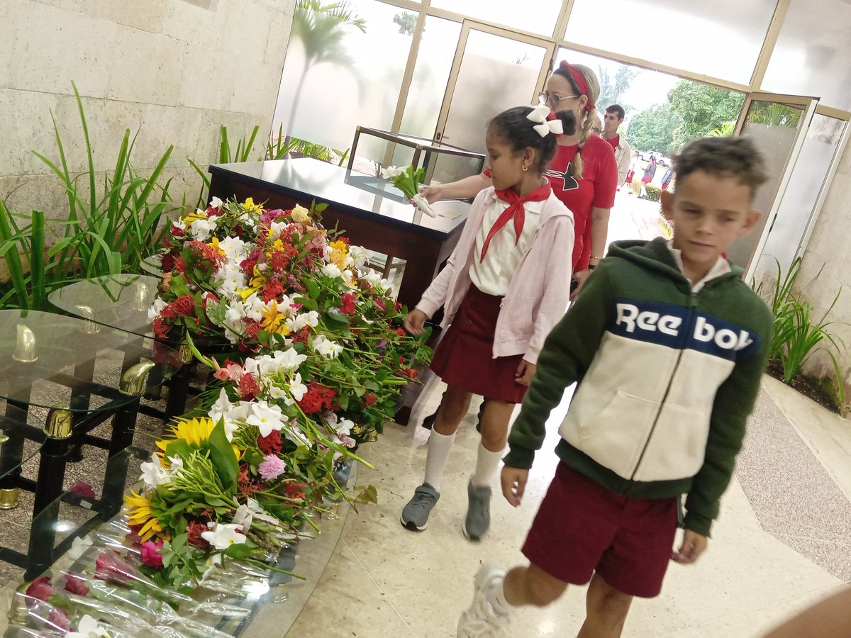 Homenaje de los pioneros a #Fidel, siempre en la memoria del pueblo #Camaguey, su enorme legado nos acompaña cada día, un gigante en la guerra de las Ideas, un guerrero invencible.
#FidelPorSiempre