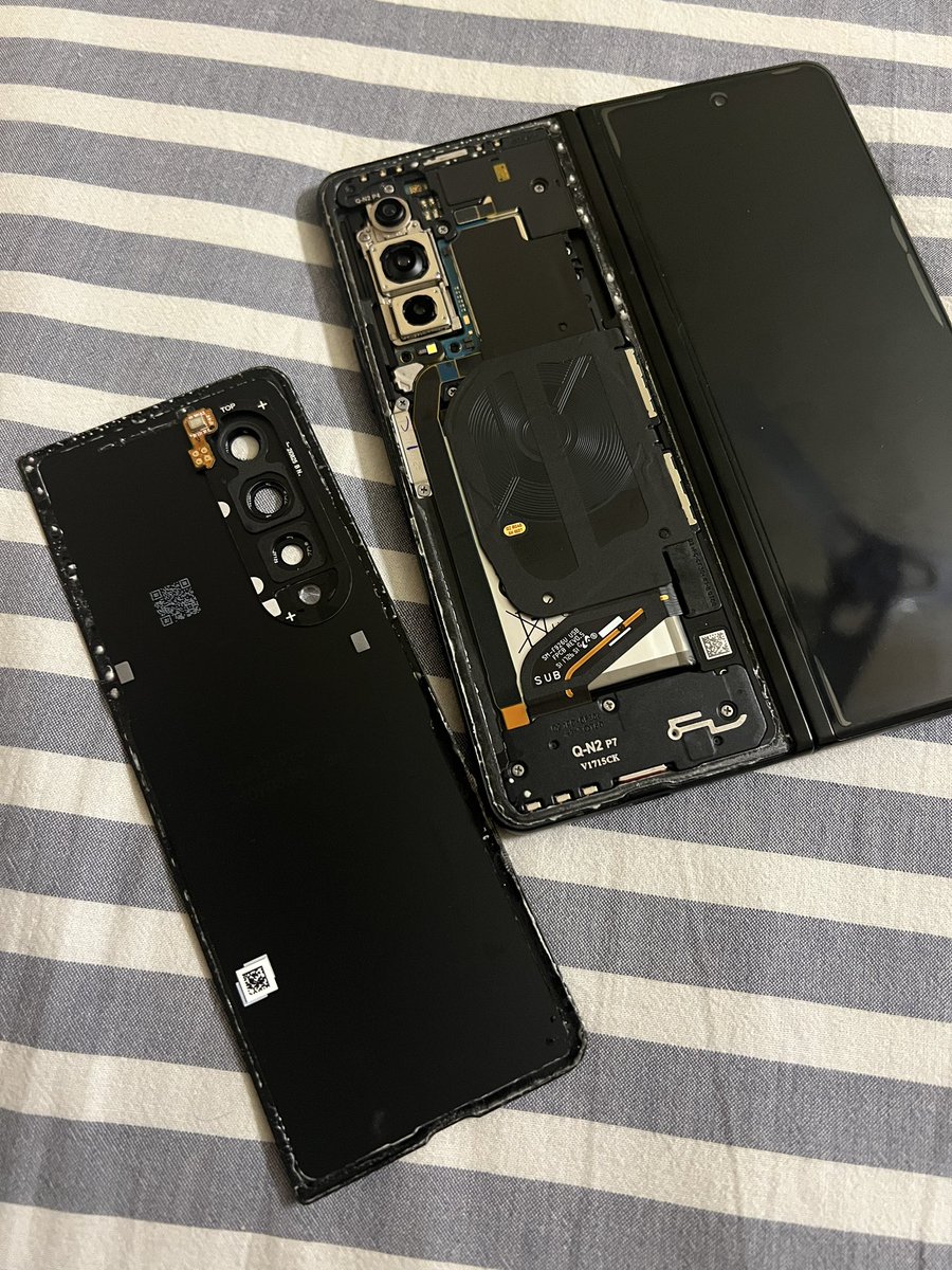 abhiplz's tweet image. Samsung’s Fold Back 3 Cover—looks sleek outside, but the flaws inside tell a different story. Durability shouldn’t just be a fold—it should be a promise. #SamsungFoldFail #TechLetDown #InnovationOrIllusion @SamsungMobile @SamsungIndia