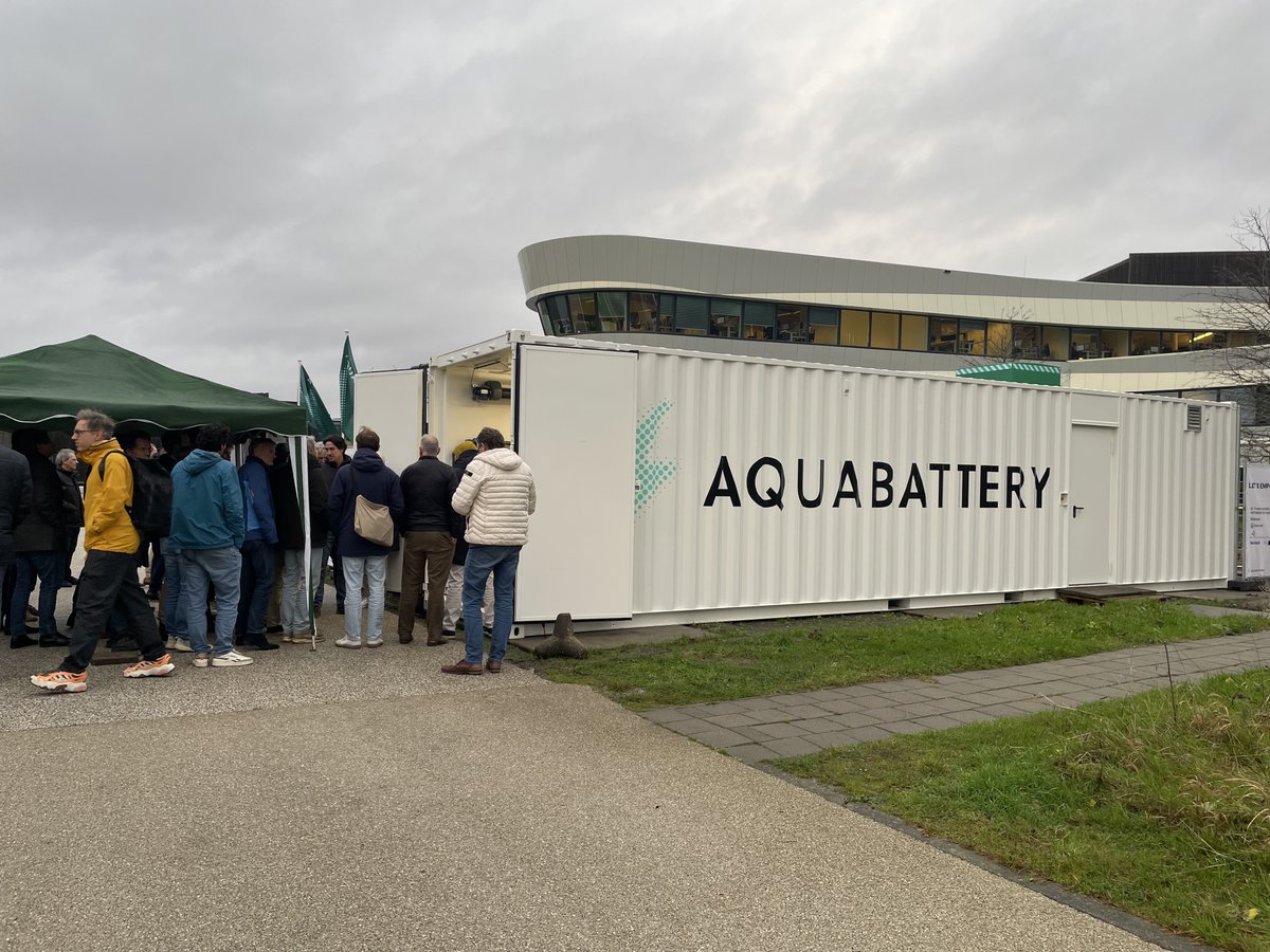 Vandaag startte @AQUABATTERY de pilot voor hun innovatieve zoutwater flow-batterij die tot wel 10 uur energie op kan slaan! Hiermee wordt getest of deze technologie nieuwe mogelijkheden opent voor betrouwbare, betaalbare, efficiënte en langdurige energieopslag.