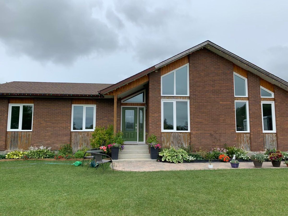 HiTechWindows's tweet image. It’s more than just an install—it’s a transformation. Our team’s dedication to detail and quality leaves you with not only a beautiful window but peace of mind. #HiTechEnergyWindows&Doors #WindowInstallation #HomeUpgrades #ManitobaMade