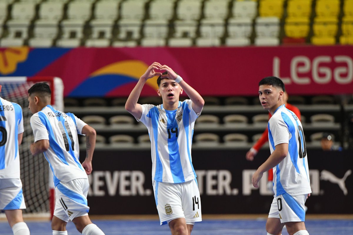 idendeportiva's tweet photo. #Sub20FS
El seleccionado 🇦🇷 Sub 20 que dirige Damián Stazzone se consagró 🏆 en Lima 🇵🇪 y consiguió el segundo título en el certamen continental
Camino al título
🇦🇷 2-2 ante Paraguay
🇦🇷 4-3 a Chile
🇦🇷 7-1 a Ecuador
🇦🇷 3-3 ante Perú
Semis
🇦🇷 2-0 Brasil
Final
🇦🇷 4-2 a Colombia https://t.co/yiLOxySZj9