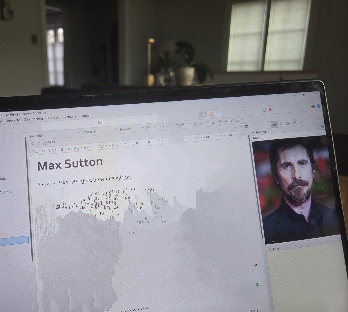 No estoy lista para enseñaros más sobre el protagonista principal (de ahí el difuminado). Pero creo que ya me he decidido con su nombre y apariencia. Me está encantando el software este #Scrivener para escritores. Me encanta poder poner imágenes de inspiración al lado del editor.