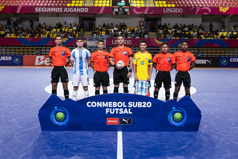 ElshowdelFS's tweet photo. Presencia del arbitraje uruguayo en la definición del #Sub20FS. Diego Nisivoccia hizo la semifinal entre Argentina y Brasil el sábado; Federico Piccardo dirigió la final Argentina-Colombia https://t.co/MYhZ8OKKnW