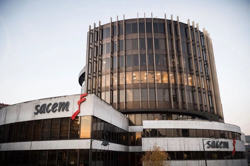 Vous connaissez la redevance obligatoire de la SACEM ?
J'ai parcouru leur dernier rapport annuel, et je n'ai pas été déçu :
- 1,5 milliards d'€ de redevance
- 1 440 employés pour un coût de 150 millions (105k/personne) en hausse de +12%
- 1,5M d'€ de rémunération pour le CA