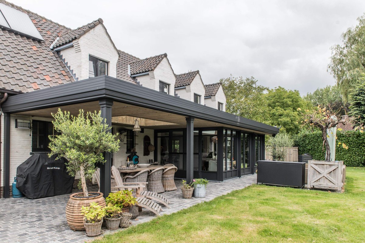 WillemsVerandas's tweet image. 🏠 Bij Willems Veranda’s krijg je de woonuitbreiding van jouw dromen! Vervang jouw bestaande veranda, behoud de grootte of voeg een uitbreiding of pergola toe. Bekijk onze inspirerende realisaties! #WillemsVerandas #Veranda #Woonuitbreiding #Pergola