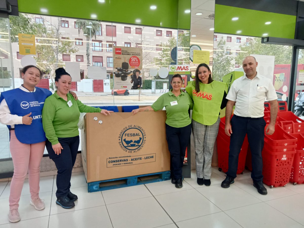 SomosFundMAS's tweet photo. En apoyo a las personas afectadas por la #DANA, nuestro voluntariado participa en la Gran Recogida de  @fesbal_org junto a empleados de @SupermercadoMAS y Cash Fresh de los más de 190 establecimientos comerciales de @somosgrupomas. ¡Gracias!

#compromisoMAS https://t.co/1h1shZAdmG