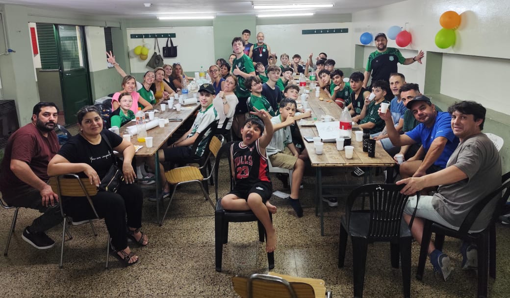 atlanticspclub's tweet photo. #Intermedias | ¡Aplausos para la U13! 🏀👏🏼
🗣 Los peques de Eduardo Desanti y Tiago Gromico se quedaron con el segundo lugar de la Copa de Oro tras caer ante el local, Náutico.
¡Gracias al apoyo de la gente y jugadores que una vez más, coparon! ¡Hay futuro, vamos los pibes! 💚 https://t.co/iJQUnrf1EZ