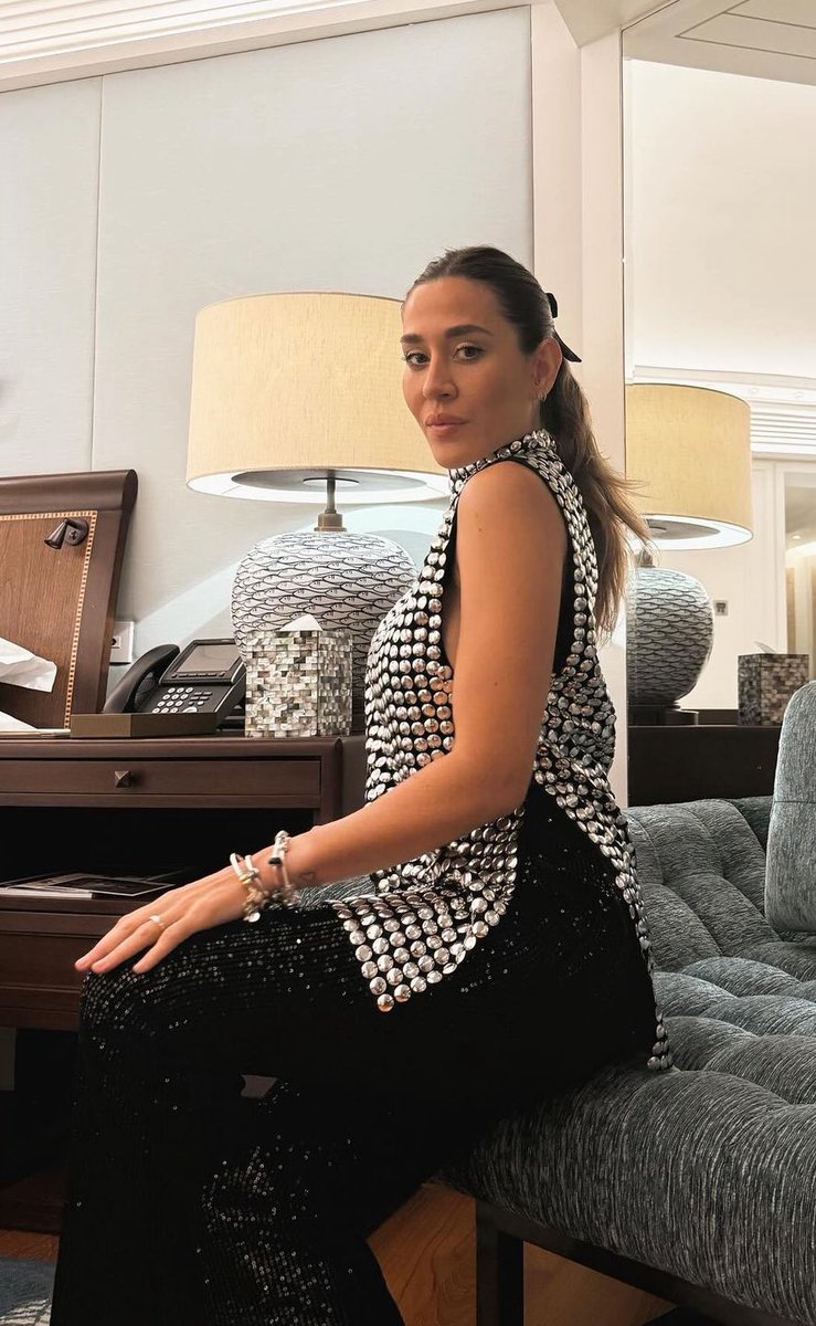 Jimena baron fue invitada por descarte y aún así es la única que con solo UN día, pudo armar outfits mas acordes a la situación.
Mother is mothering 🫦

#PandoraSquad24 #PandoraTakesThailand