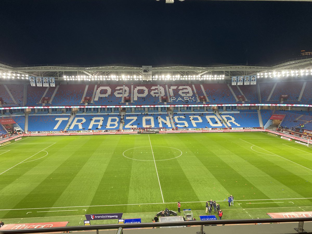 Trabzonspor seyircisi, Adana Demirspor maçı için muhteşem koreografi yaptı....