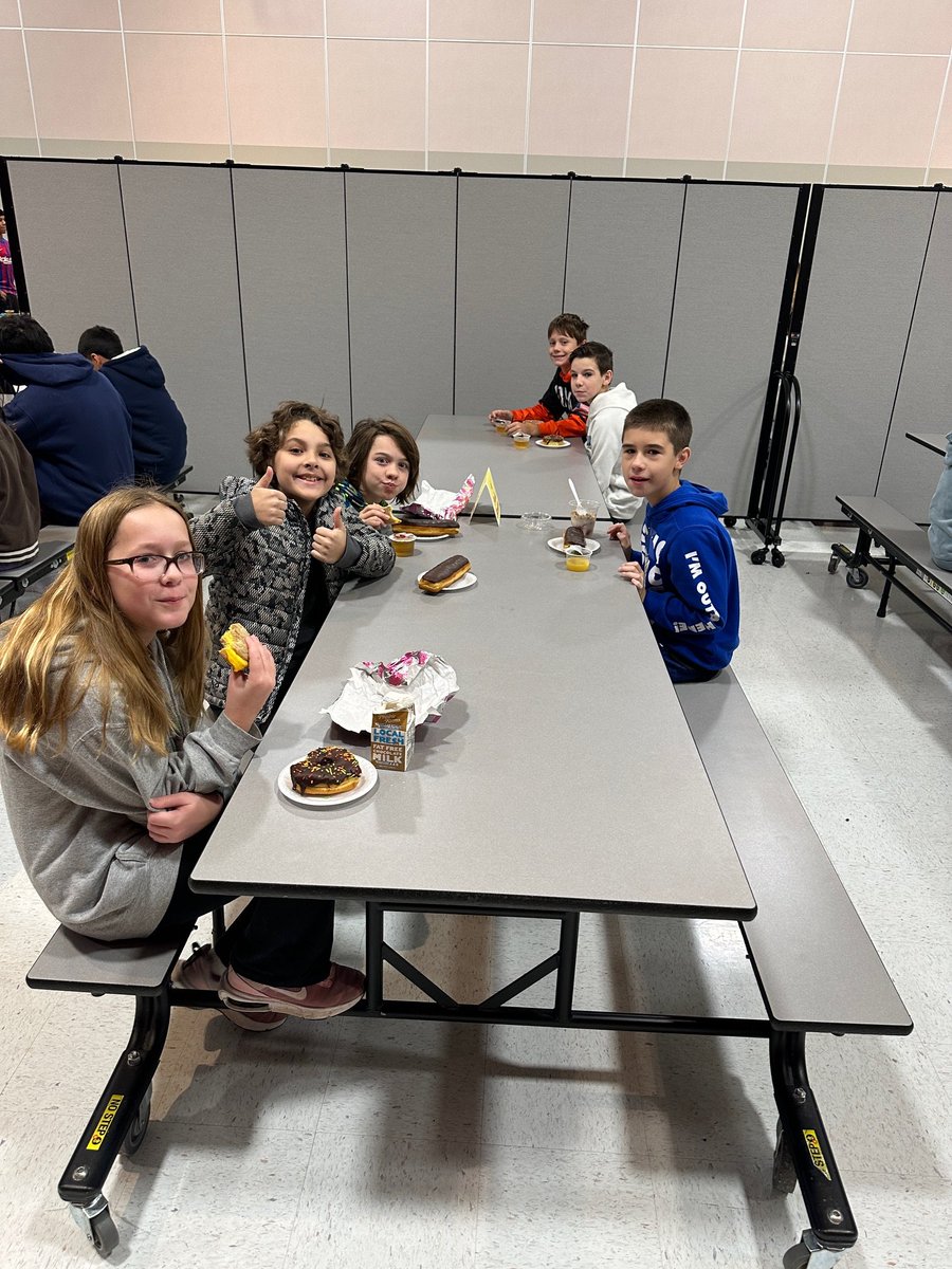 MMSTrojans's tweet image. Last Friday students were celebrating perfect attendance during the first trimester with an awesome breakfast! #TrojanNation #Term1 #Breakfast