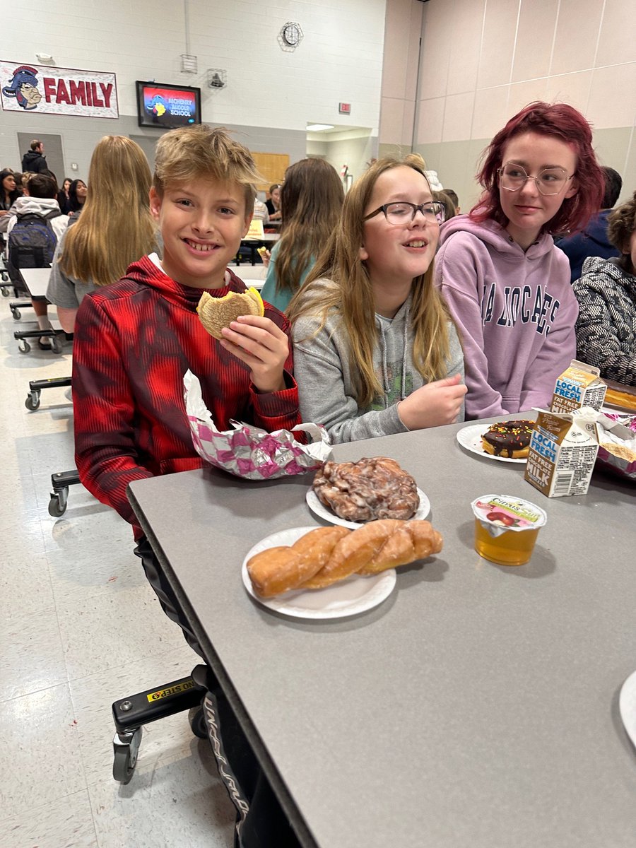MMSTrojans's tweet image. Last Friday students were celebrating perfect attendance during the first trimester with an awesome breakfast! #TrojanNation #Term1 #Breakfast
