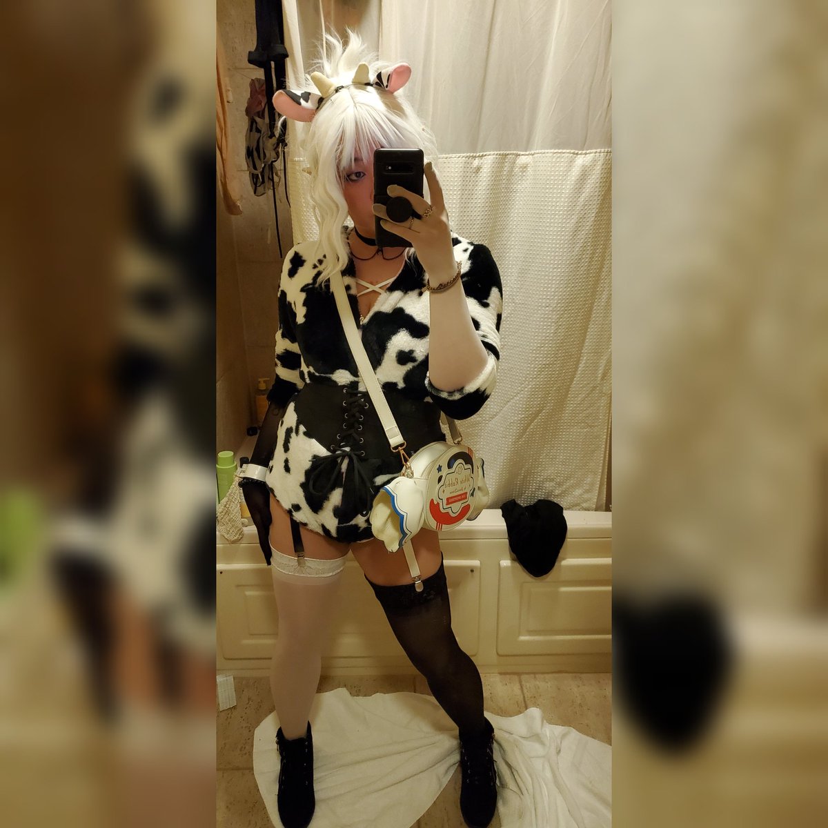 Solacybin's tweet photo. Colossalcon North cowfit with tha White Rabbit candy purse cuz a bitch stay unmatching 😩 https://t.co/vnsmh5J0Q1
