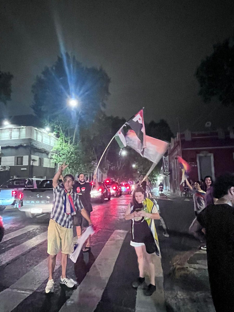 Les dejamos imágenes de la celebración, en la puerta de nuestro Local de Montevideo ayer, a plena lluvia.
Lluvia que indica un nuevo comienzo de un gobierno popular. 

<a href="/Frente_Amplio/">Frente Amplio</a> 
#IzquierdaViva