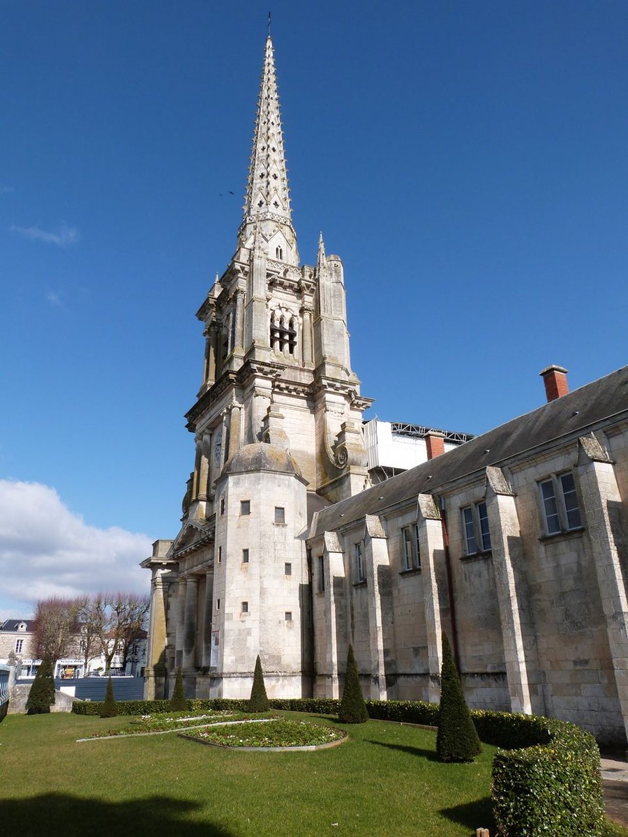 SDIS85's tweet photo. ⚠️Exercice⚠️
Les sapeurs-pompiers s’entraîneront à #Luçon mardi 26 novembre dès 19h au sein de la #Cathédrale pour tester la mise en œuvre du Plan de sauvegarde des biens culturels #PSBC en lien avec la DRAC et du plan #ETARE
🚒Nbx véhicules et sapeurs-pompiers seront mobilisés👨🚒 https://t.co/lOFRENPACi