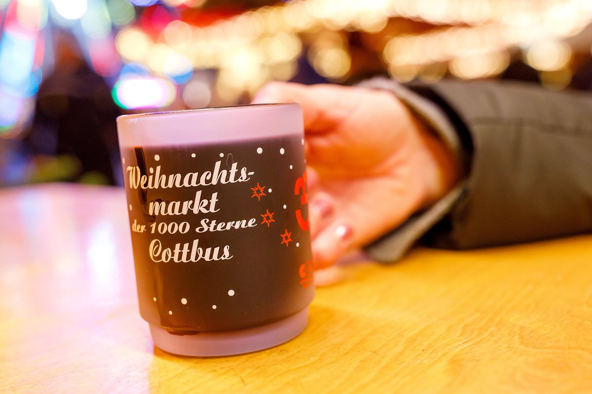Der Cottbuser Weihnachtsmarkt ist eröffnet. Lichterglanz, gebrannte Mandeln. Glühweinduft und viele Möglichkeiten. Liebe Menschen zu treffen. Alle Infos rund um den Cottbuser Weihnachtsmarkt findet ihr auf cottbus-tourismus.de