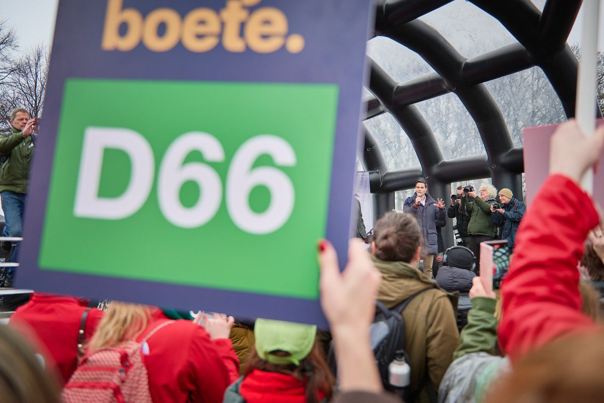 RobJetten's tweet photo. Studenten, docenten, wetenschappers en CEO's voeren al wekenlang actie tegen de bezuinigingen van dit kabinet op onderwijs en innovatie. Vandaag was ik bij het protest.

D66 werkt in de oppositie samen aan een alternatieve begroting om de bezuinigingen te stoppen. Want wie denkt dat kennis duur is, weet niet wat domheid kost!