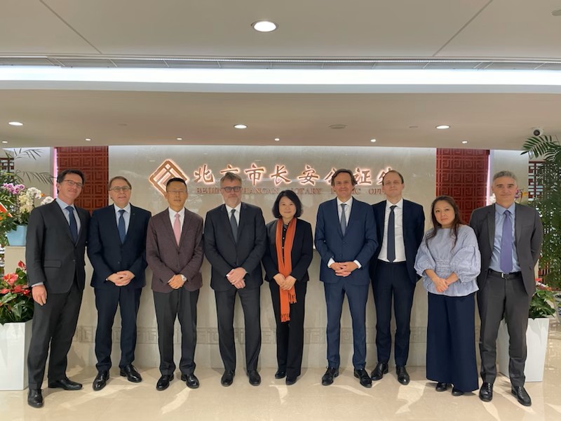 Notaires_CSN's tweet photo. 🇫🇷🇨🇳 Rencontre et réunion de travail ce matin entre le #notariat français et l'Association des #notaires de Chine au Centre sino-français de Shanghai à l'occasion des 60 ans de l'établissement des relations diplomatiques entre la France et la République Populaire de Chine. https://t.co/vqBLUUz9Ko