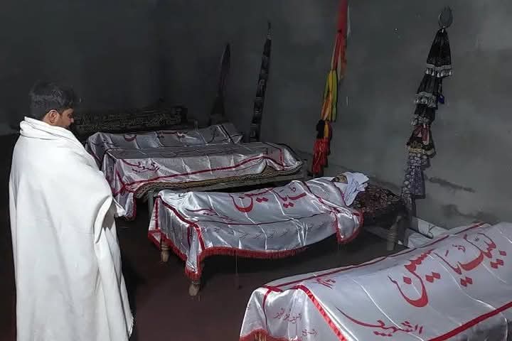 HussainHad73644's tweet photo. ظلم کی انتہا دیکھو ہمارے چار جنازے کانوائے حملہ سانحہ بگن میں شیعہ جنازے چار دن بعد ورثا کے حوالے۔
جنازوں کے سر اور پیر بھی کاٹ دیے ہیں💔🥹
#Parachinar 
#پاراچنار 
#standwithprachinar 
@mubasherlucman 
@AJEnglish @HamidMirPAK @Kashifabbasiary @ARYNEWSOFFICIAL @geonews_urdu https://t.co/CsGqd74Tm0