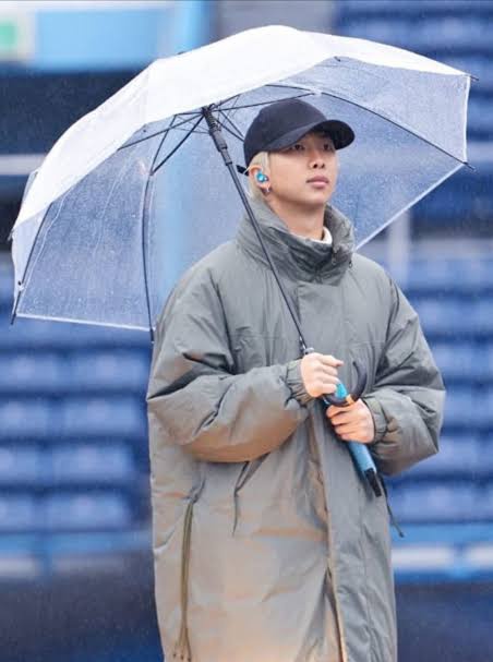 Army 💜 

Don't forget to take your umbrella ☔ 🌧️
Always keep an umbrella with you. Stay warm and wear warm clothes . Don't catch cold and fever. Eat and rest well 

Fighting 🍀