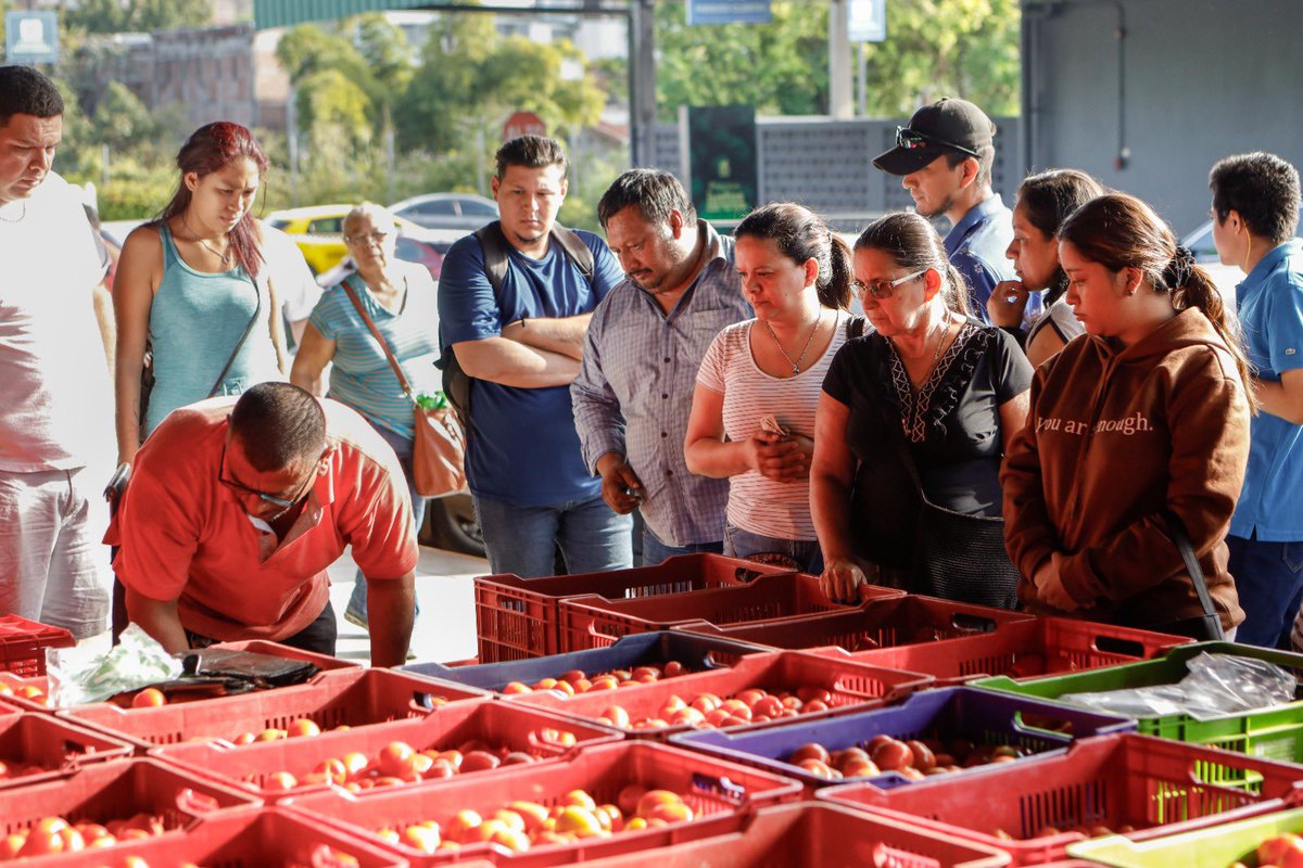 AnonimoSV503's tweet photo. En la Central de Abastos, Soyapango, las familias salvadoreñas encuentran una gran variedad de productos a precios justos.

El Gobierno del Presidente Nayib Bukele, implementó esta iniciativa para garantizar un ahorro al bolsillo de la población. https://t.co/lh6DCeDNau