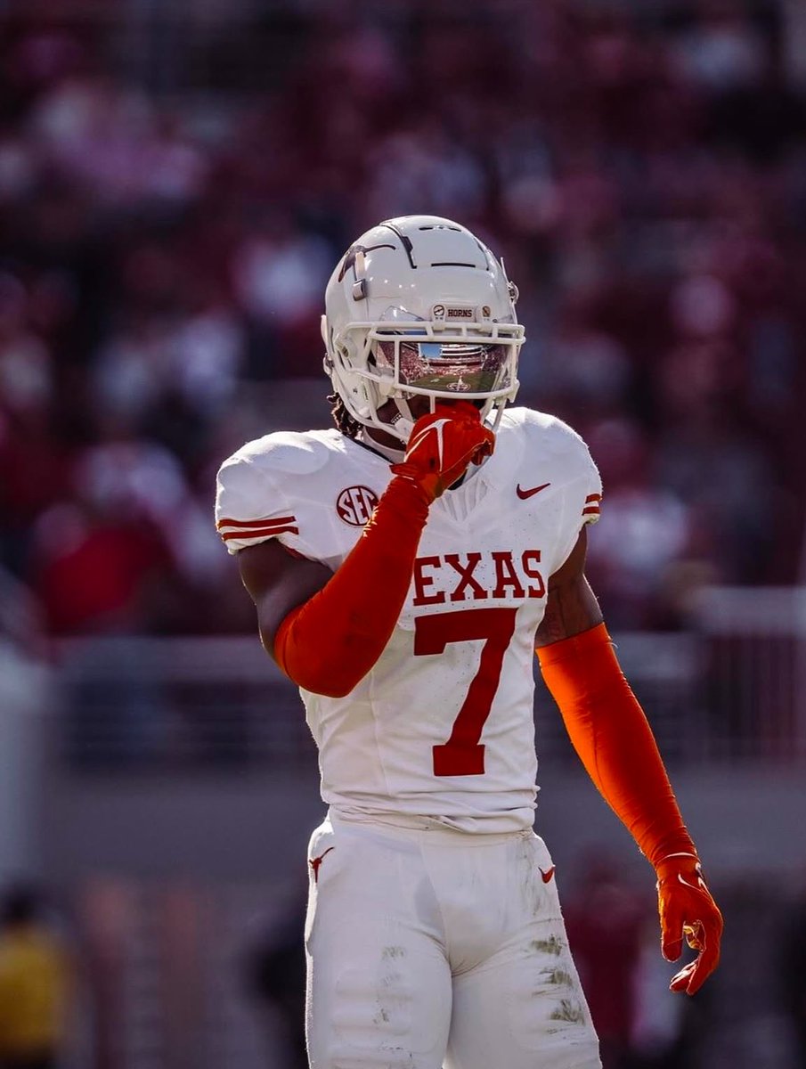 CFBReport's tweet photo. Jahdae Barron this year: 

0 TDs allowed 
1 Sack
4 INTs
200 Receiving yards allowed 
32.2 NFL passer rating allowed when targeted 
1 Penalty

The Jim Thorpe Award winner 👀 👀 👀? https://t.co/bUwHch6cTU