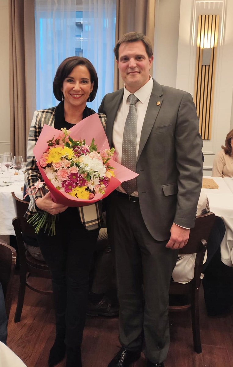 El sábado celebramos la ya tradicional comida de confraternización, donde disfrutamos de una excelente velada entre compañeros, y homenajeamos a nuestra <a href="/SecretariaCGCOF/">SecretariaCGCOF</a> por su reciente cargo en la vicepresidencia de la <a href="/FIP_org/">FIP</a>. Muchísimas gracias a todos los asistentes 💚💚