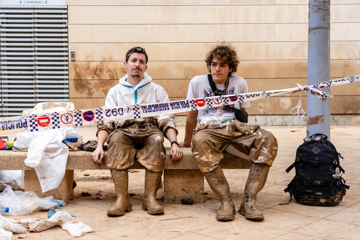 Paiporta, gairebé trenta dies després.  
Fil de persones.

En el pitjor de la catàstrofe, em quedo amb l'actitud de la gent. Gent anònima, que no es coneixen entre ells, arribant de tot arreu, treballant amb un objectiu comú: recuperar la normalitat.

Som-hi. ⬇️⬇️⬇️