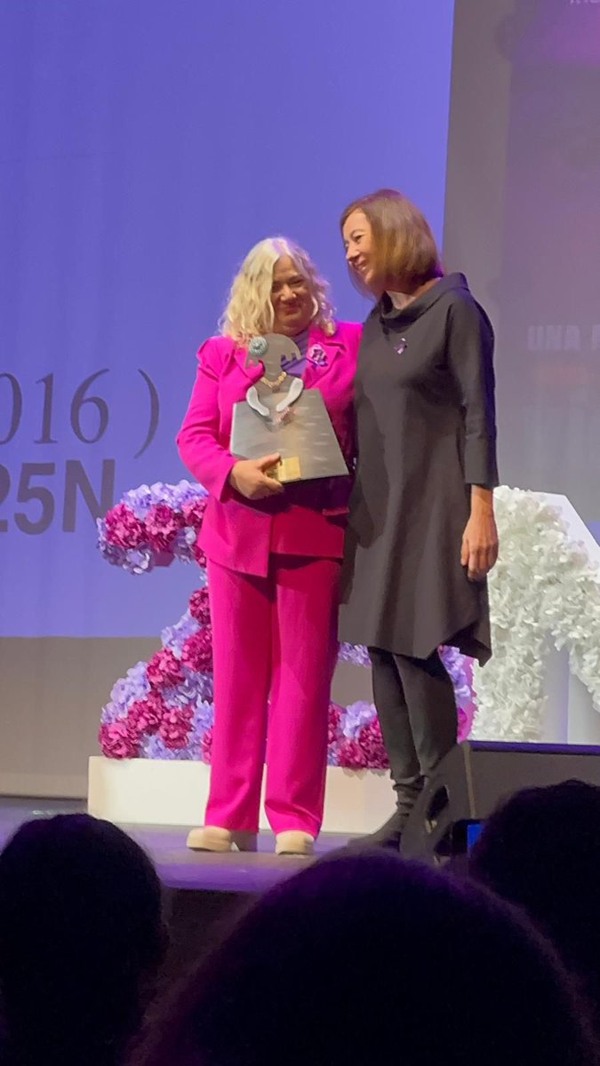mujeresjuezas's tweet photo. Este 25N, el @IgualdadGob , a través de la @DelGobVG , ha premiado a Isabel Giménez, jueza y socia de AMJE, y a la International Association of Women Judges @IntlWomenJudges , en cuya representación ha acudido Glòria Poyatos, jueza, socia de AMJE y directora regional de la IAWJ. https://t.co/ecM2CcJ1rf