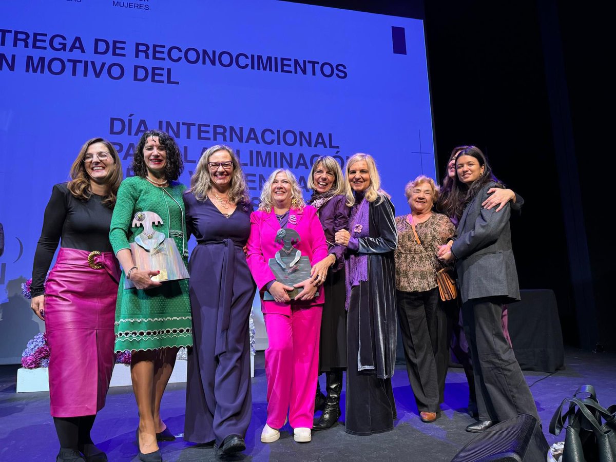mujeresjuezas's tweet photo. Este 25N, el @IgualdadGob , a través de la @DelGobVG , ha premiado a Isabel Giménez, jueza y socia de AMJE, y a la International Association of Women Judges @IntlWomenJudges , en cuya representación ha acudido Glòria Poyatos, jueza, socia de AMJE y directora regional de la IAWJ. https://t.co/ecM2CcJ1rf