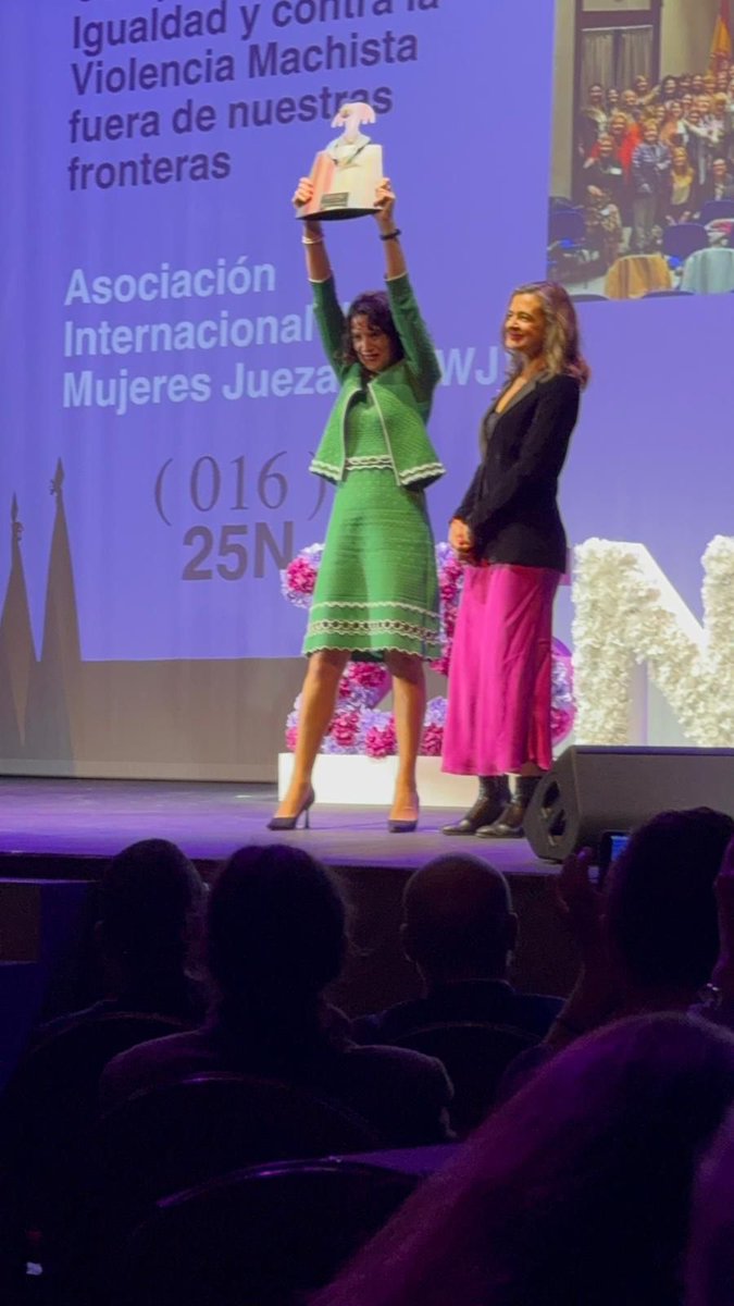 mujeresjuezas's tweet photo. Este 25N, el @IgualdadGob , a través de la @DelGobVG , ha premiado a Isabel Giménez, jueza y socia de AMJE, y a la International Association of Women Judges @IntlWomenJudges , en cuya representación ha acudido Glòria Poyatos, jueza, socia de AMJE y directora regional de la IAWJ. https://t.co/ecM2CcJ1rf