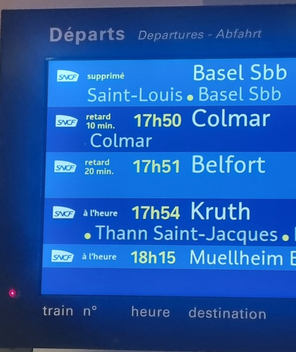 TsunaNormand's tweet image. Tranche de vie classique 
#sncf #ponctualité 

Sur 5 trains affichés on a un ratio classique.

Je souris en relisant les propos sur la ponctualité des trains en net amélioration d après les syndicats cheminots.