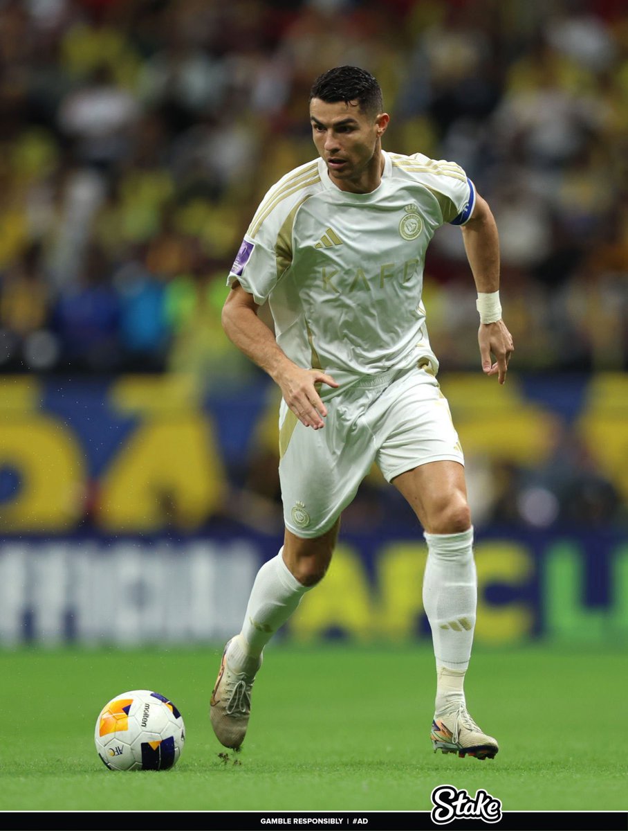 CFC_Janty's tweet photo. Cristiano Ronaldo looks good in any kit. https://t.co/Lq189LMiWx