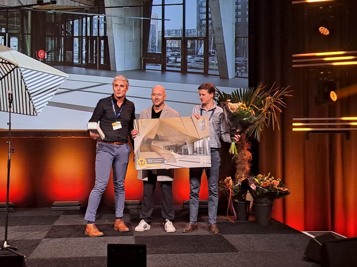 Jury: "De winnaar van de Betonprijs 2024 categorie Woningbouw steekt als het gaat om duurzaamheid, betontechnologische vernieuwing en innovatie uit en heeft daarbij ook nog eens een hoge esthetische kwaliteit!”: Jonas' 😃abt.eu/nieuws/jonas-w…