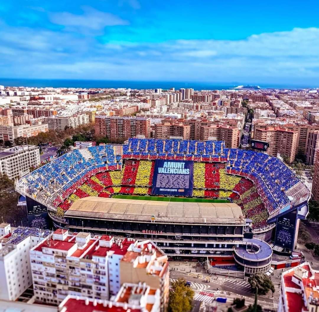 fussballgeekz's tweet photo. A cathedral of football that is beautiful from every conceivable angle.
#CFValencia #Mestalla #LosMurcielagos #LosChes https://t.co/Bq5ucPgacn