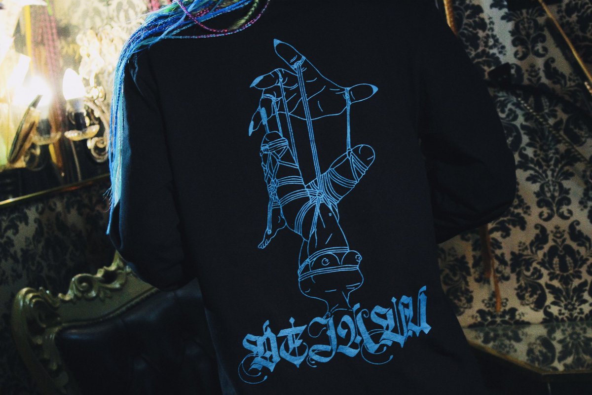 DEJAVU_ofk's tweet photo. DEJAVU第一弾
「緊縛」ロンT発売スタート
1着
¥5,500-
サイズ：M.L.XL.2XL
【※ モデル着用サイズ：M】 https://t.co/cxW2QnwYqg