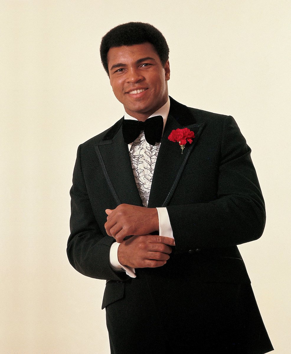 MuhammadAli's tweet photo. A casual portrait of Muhammad Ali wearing a tuxedo during a photo shoot.
Chicago, IL.
11/20/1974
📸: @LeiferNeil
#MuhammadAli #Icon #PlayboyStudios #Chicago #TuxedoStyle #Portrait #ClassicLook https://t.co/bxiaJwv1JF